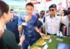 Lee Chong Wei tastes a piece of 'Moon Cake' during the mid-autumn festival. (photo: Sinchew)