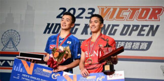 Jonatan Christie poses with Kenta Nishimoto at the 2023 awards ceremony. (photo: Eurasia/Getty Images)