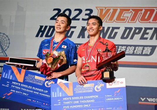 Jonatan Christie poses with Kenta Nishimoto at the 2023 awards ceremony. (photo: Eurasia/Getty Images)