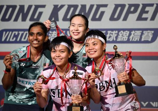 Pearly Tan/Thinaah Muralitharan pose for pictures with Apriyani Rahayu/Siti Fadia Silva Ramadhanti at the awards ceremony. (photo: Eurasia/Getty Images)