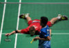 Anthony Sinisuka Ginting (blue) overcome Viktor Axelsen to reach China Open semi-finals. (photo: AFP)