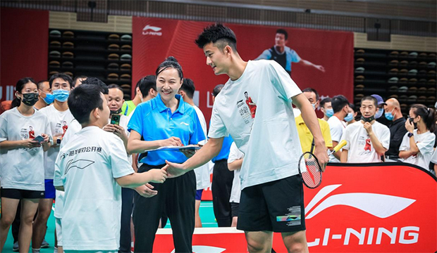 Chen Long interacts with children in Xi'An, China. (photo: Weibo)