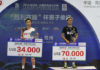 Anthony Sinisuka Ginting (R) stands on the podium with Kento Momota. (photo: AFP)