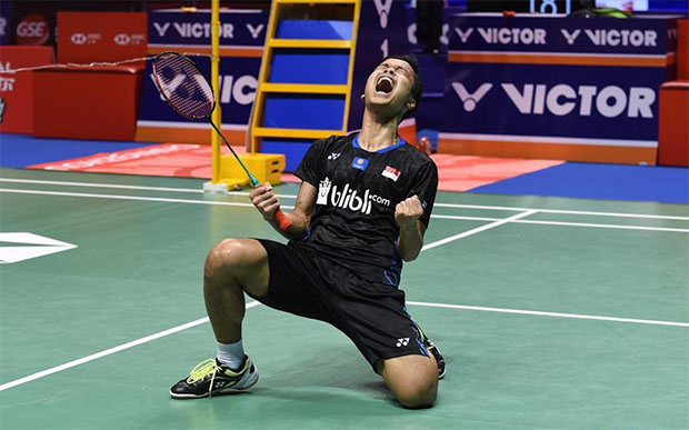 Anthony Sinisuka Ginting claims the China Open with a nail-biting win over World Champion Kento Momota. (photo: AFP)