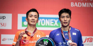 Kenta Nishimoto and Chou Tien Chen pose for pictures at the Japan Open awards ceremony. (photo: AFP)