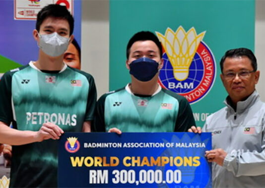 Congratulations to Aaron Chia/Soh Wooi Yik for the well-deserved incentives. (photo: Bernama)