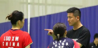 Cai Yun coaches Li Yijing/Luo Xumin at the training camp in Lingshui, Hainan. (photo: Weibo)