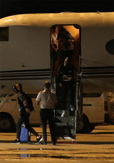 Lee Chong Wei walks out from the plane. (photo: Sinchew)