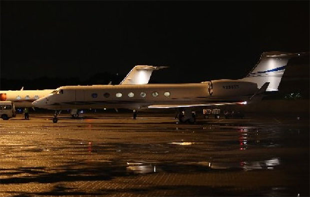 Lee Chong Wei's plane landed in Subang airport. (photo: Sinchew)