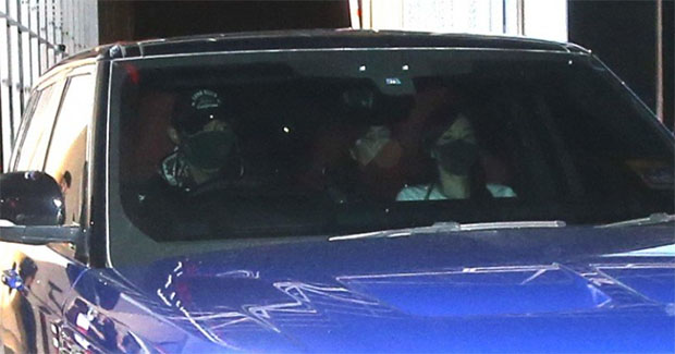 Lee Chong Wei and family leave Subang airport with a blue SUV. (photo: Sinchew)