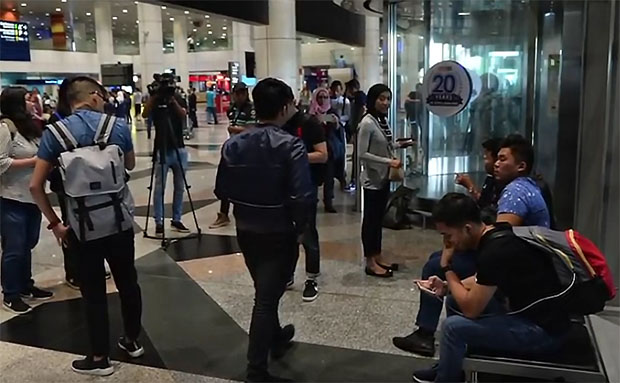 Media waiting for Lee Chong Wei at Kuala Lumpur International Airport (KLIA). (photo: pocketimes)