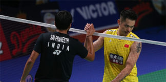 Lin Dan thanks Sai B. Praneeth after his first round loss at Denmark Open. (photo: Xinhua)