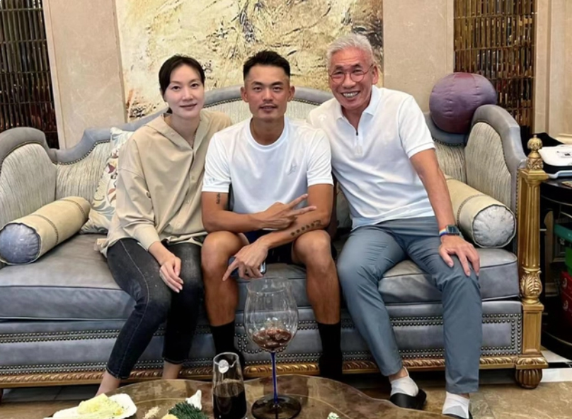 Xie Xingfang (L), and Lin Dan (Middle) take a picture with friend. (photo: Weibo)