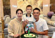 Lin Dan (R), Xie Xingfang (L), their son, and the golf birthday cake. (photo: Weibo)