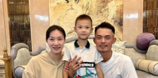 Lin Dan (R), Xie Xingfang (L), their son, and the golf birthday cake. (photo: Weibo)