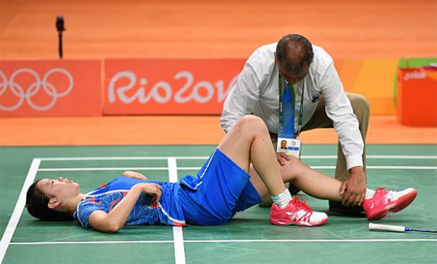 This was the injury that pretty much ended Li Xuerui's badminton career. (photo: AFP)