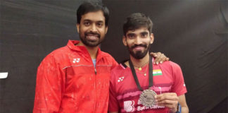 Kidambi Srikanth (right) poses with Pullela Gopichand after winning the 2017 Denmark Open. (photo: AP)