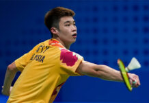 Ng Tze Yong receives words of encouragement from Lee Chong Wei. (Photo: AFP)