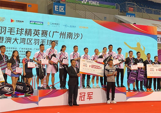 Lin Dan poses with the winners of the "Lin Dan Badminton Elite Championships". (photo: Weibo)