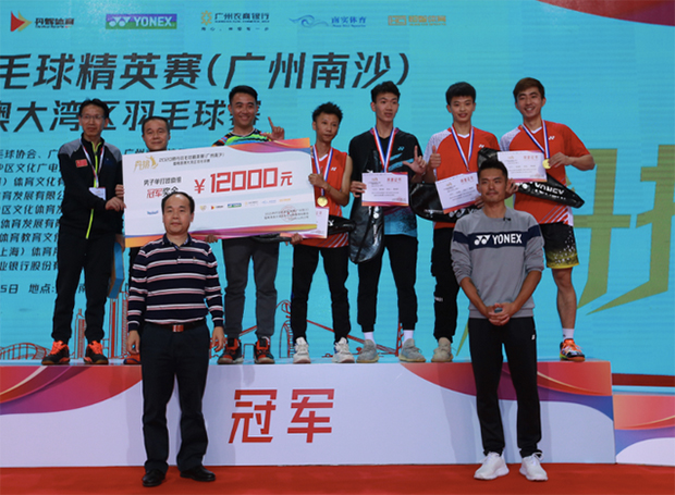 Lin Dan poses with the winners. (photo: Weibo)