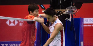 Son Wan Ho shakes hand with Kento Momota after their Hong Kong Open semi-final match. (photo: AFP)