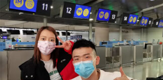 Zheng Siwei/Huang Yaqiong take pictures at the Pudong International Airport in Shanghai on Wednesday. (photo: Weibo)