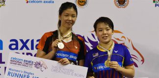 Goh Jin Wei and Soniia Cheah stand on the podium.