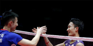 Kento Momota (R) greets Wang Tzu Wei after their BWF World Tour Finals opening match. (photo: Xinhua)