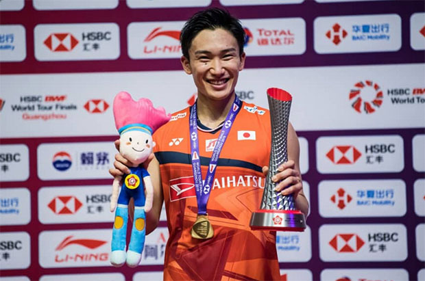 Kento Momota poses with his 2019 BWF World Tour Finals trophy. (photo: AFP)