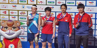 Akane Yamaguchi (second from left) poses for pictures with Tai Tzu Ying (left), He Bingjiao (right), and Zhang Yi Man (second from right).